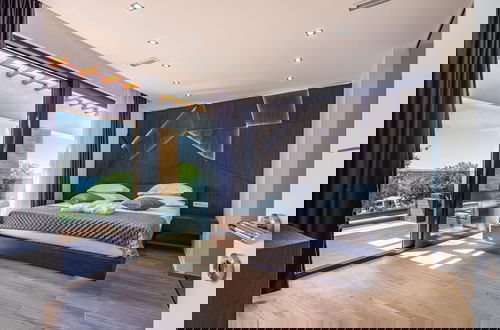 Foto 1 - Luxury Villa With Private Indoor and Outdoor Pool