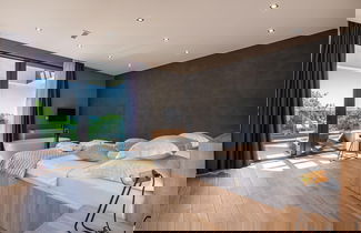 Foto 2 - Luxury Villa With Private Indoor and Outdoor Pool
