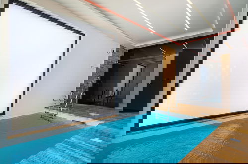 Foto 19 - Luxury Villa With Private Indoor and Outdoor Pool