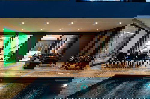 Foto 13 - Luxury Villa With Private Indoor and Outdoor Pool