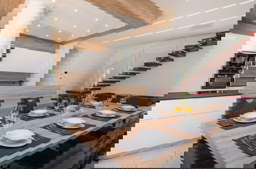 Foto 5 - Luxury Villa With Private Indoor and Outdoor Pool