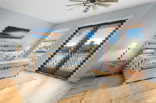Foto 8 - Beach Bay Getaway! Bayfront 4BR 4BA House Sleeps 12 Private Pool Boat Dock