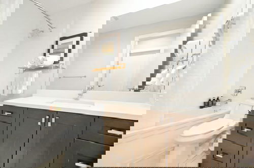 Foto 40 - Lakefront Lux 2BR Symphony Of Comfort