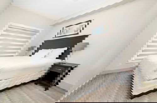 Foto 5 - Lakefront Lux 2BR Symphony Of Comfort