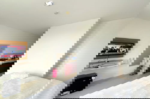 Foto 3 - Comfy Studio With Twin Bed At Enviro Apartment