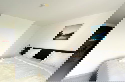 Foto 2 - Comfy Studio With Twin Bed At Enviro Apartment