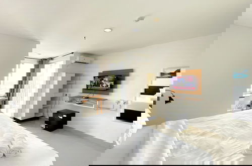 Foto 5 - Comfy Studio With Twin Bed At Enviro Apartment