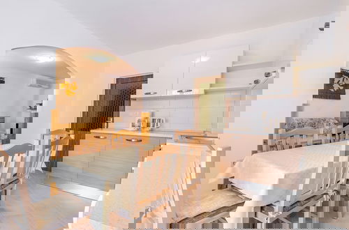 Foto 11 - Comfortable Apartment With Terrace and Garden