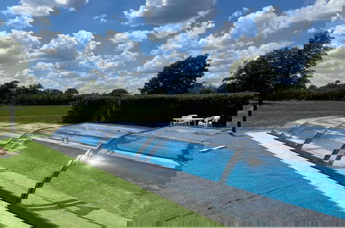 Foto 19 - Beautiful Holiday Home With Swimming Pool