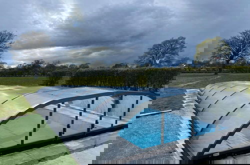 Foto 16 - Beautiful Holiday Home With Swimming Pool