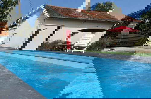 Foto 20 - Beautiful Holiday Home With Swimming Pool