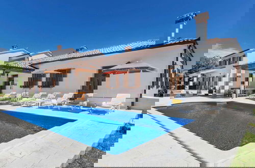 Photo 1 - Large Holiday Home With Swimming Pool