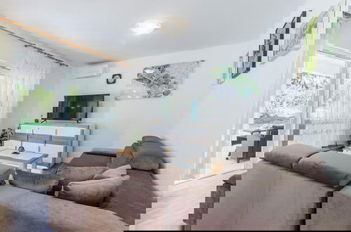 Photo 14 - Large Holiday Home With Swimming Pool