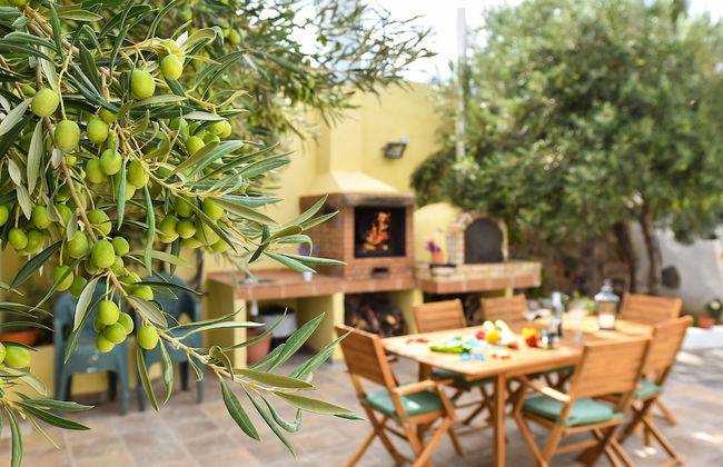 Authentic Holiday Home, Ground Floor Level, With Private Pool and Large Terrace - Foto 14