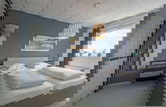 Foto 3 - Beachside Home With Balcony