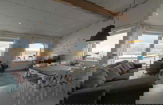 Foto 1 - Beachside Home With Balcony