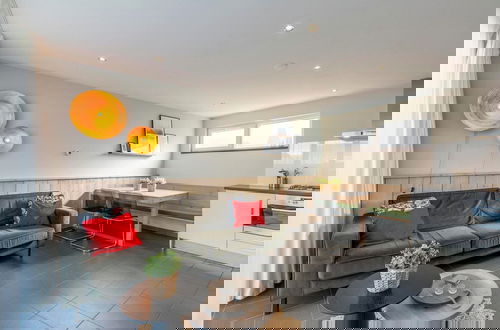 Foto 10 - Elegant Beachside Holiday Home