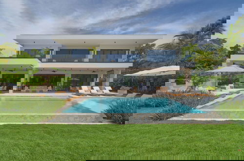 Foto 2 - Modern Lake Villa With English Speaking Staff in Golf and Beach Resort