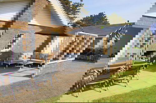 Foto 15 - Luxury Holiday Home With Patio