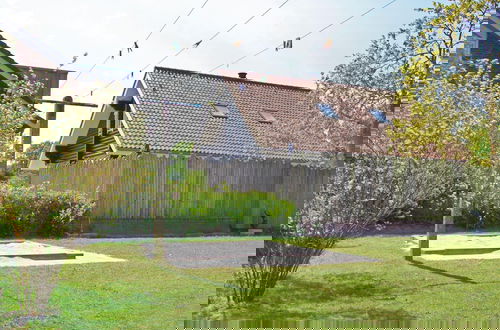 Foto 22 - Luxury Holiday Home With Patio