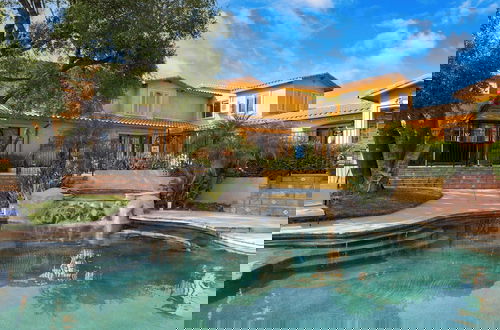 Foto 26 - Keys Creek & Casita - Avantstay Sleeps 30 Estate Vineyard, Pool, Courts, Theater, Views