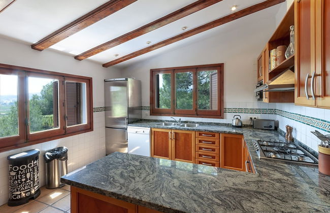 Casabra in Ador With 5 Bedrooms and 3 Bathrooms - Photo 7