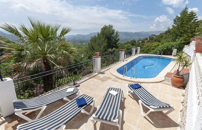 Casabra in Ador With 5 Bedrooms and 3 Bathrooms - Photo 4