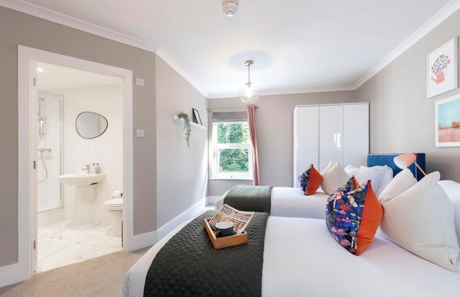 Elliot Oliver - Comfortable Five Bedroom Town Centre House With Garden & Garage - Foto 9