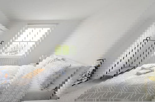 Photo 2 - Leinster Square Deluxe Apartment in Central London