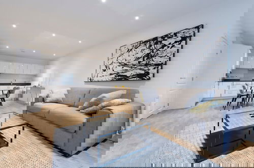 Photo 13 - Stunning Luxury Stratford London 2 Bed Apartment