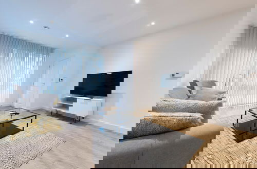 Photo 11 - Stunning Luxury Stratford London 2 Bed Apartment