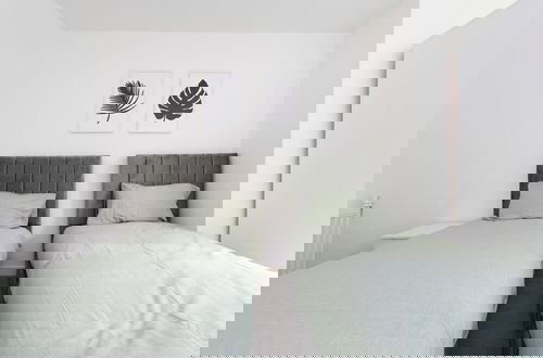 Photo 3 - Stunning Luxury Stratford London 2 Bed Apartment
