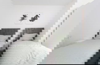 Photo 3 - Stunning Luxury Stratford London 2 Bed Apartment