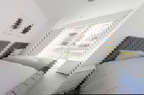 Photo 5 - Stunning Luxury Stratford London 2 Bed Apartment