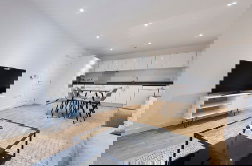 Photo 12 - Stunning Luxury Stratford London 2 Bed Apartment