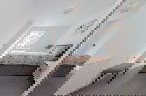 Photo 8 - Stunning Luxury Stratford London 2 Bed Apartment