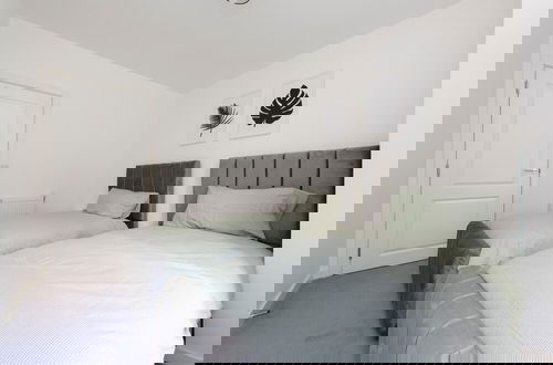 Photo 9 - Stunning Luxury Stratford London 2 Bed Apartment