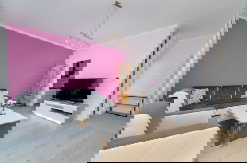 Foto 1 - Dark Grey and Pink Apartment by Renters