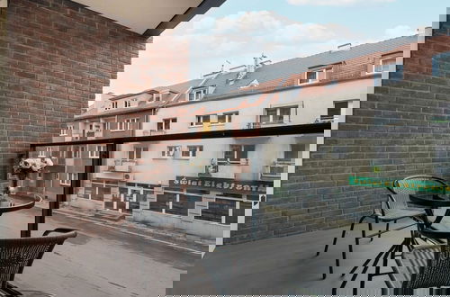 Foto 20 - Dark Grey and Pink Apartment by Renters