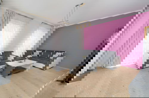 Foto 7 - Dark Grey and Pink Apartment by Renters