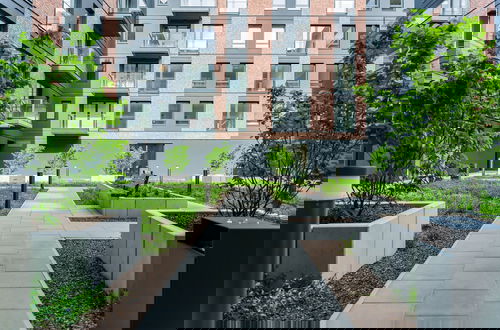 Foto 18 - Dark Grey and Pink Apartment by Renters
