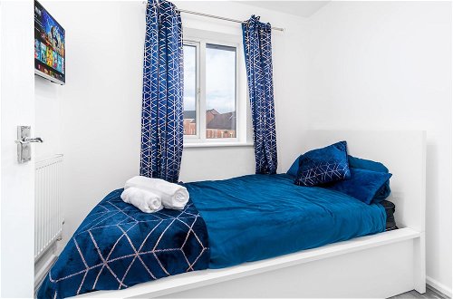 Photo 4 - Stunning 2-bed Apartment in Tipton Sleeps 3