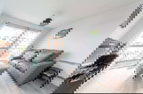 Photo 17 - Riverside Retreat Modern Flat in Brentford