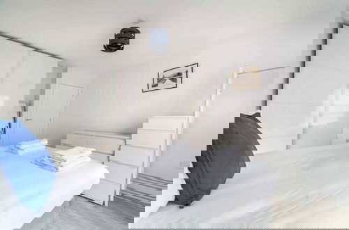 Photo 3 - Riverside Retreat Modern Flat in Brentford
