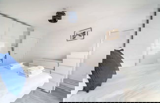Photo 3 - Riverside Retreat Modern Flat in Brentford
