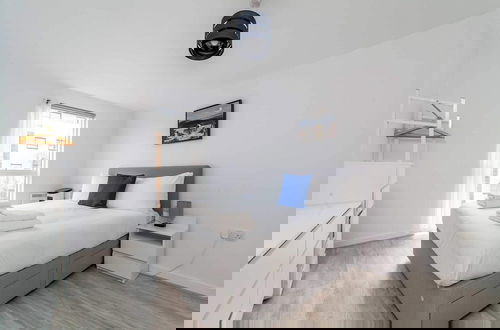 Photo 4 - Riverside Retreat Modern Flat in Brentford