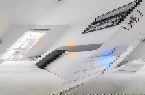 Photo 1 - Riverside Retreat Modern Flat in Brentford
