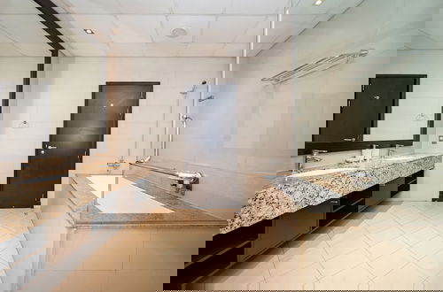 Foto 19 - Luxury StayCation - Exquisite 1BR with Stunning Views on Palm Jumeirah