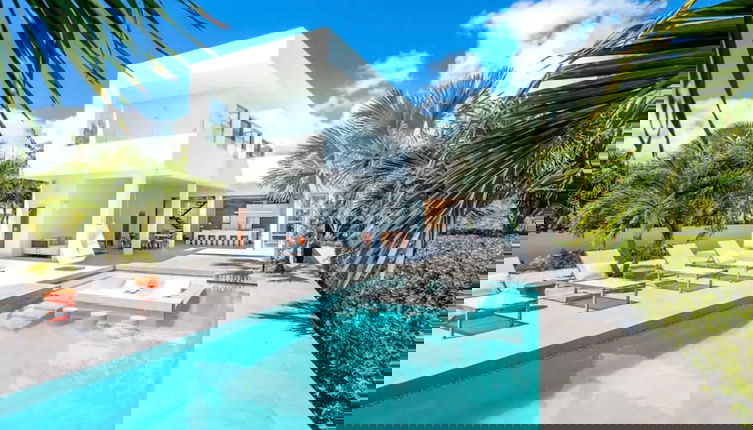 Foto 1 - Entire Villa in Long Bay Beach