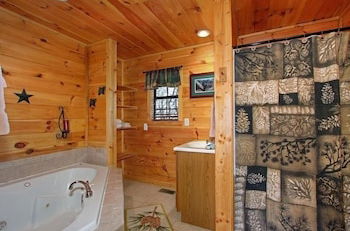 Foto 12 - Secluded Memories 2 Bedroom Cabin by RedAwning